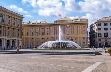 Cenova, İtalya - 18 Ağustos 2019: Piazza de Ferrari 'deki ünlü çeşme Cenova, Liguria bölgesinin ana meydanı ve finans ve iş kalbidir.