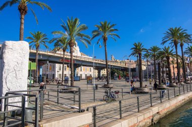 Cenova, İtalya - 18 Ağustos 2019: Porto Antico di Genova 'nın turistler ve yerliler ve arka planda Palazzo San Giorgio ile Gezintisi
