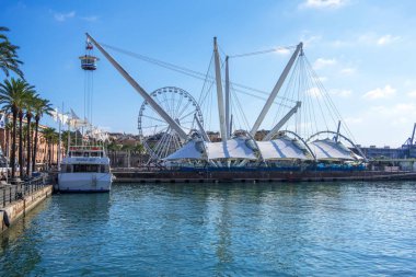 Cenova, İtalya - 18 Ağustos 2019: Il Grande Bigo ve Ferris Wheel in Porto Antico di Genova veya Eski Cenova Limanı, Liguria bölgesi, İtalya