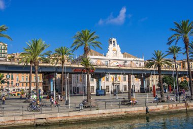 Cenova, İtalya - 18 Ağustos 2019: Porto Antico di Genova 'nın turistler ve yerliler ve arka planda Palazzo San Giorgio ile Gezintisi