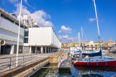 Cenova, İtalya - 18 Ağustos 2019: İtalya 'nın en büyük akvaryumu ve Porto Antico di Genova, Liguria bölgesinde demirlemiş yatlar