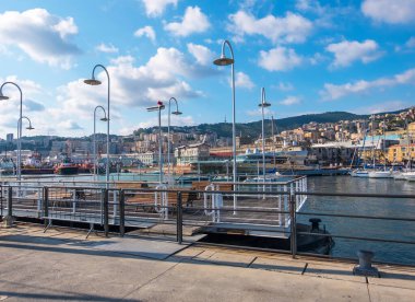 Cenova, İtalya - 18 Ağustos 2019: Porto Antico di Genova veya Cenova Eski Limanı ve arka plandaki şehir manzarası