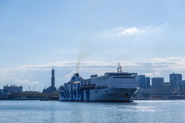 Cenova, İtalya - 18 Ağustos 2019: Porto Antico di Genova veya Cenova Eski Limanı ve arka plandaki şehir manzarası