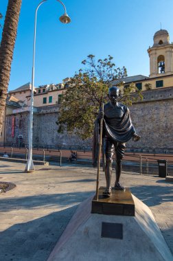 Cenova, İtalya - 18 Ağustos 2019: İtalya 'nın Liguria bölgesindeki Porto Antico gezinti güvertesinde Mahatma Gandhi' nin bronz heykeli