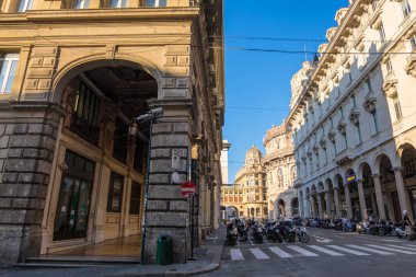 Cenova, İtalya - 18 Ağustos 2019: Cenova, Liguria, İtalya 'da merkez caddede Scooter ve Motosiklet Otoparkı