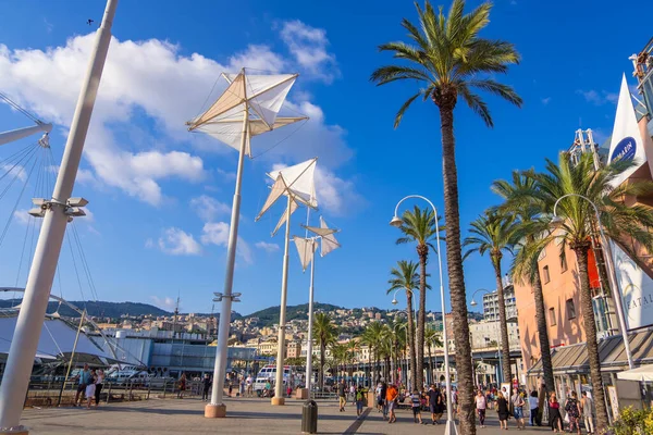Genova Olaszország 2019 Augusztus Turisták Helyiek Sétálnak Sétányon Porto Antico — Stock Fotó
