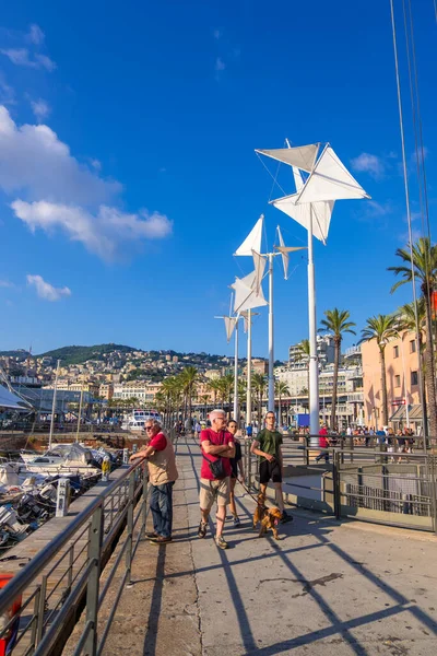 Genova Olaszország 2019 Augusztus Turisták Helyiek Sétálnak Sétányon Porto Antico — Stock Fotó