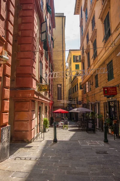 Стара вулиця з табличками магазинів і кафе в Генуї. — стокове фото