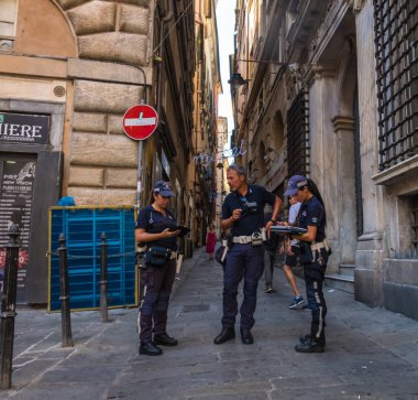 Cenova, İtalya - 20 Ağustos 2019: İtalya 'nın Liguria bölgesindeki Ceneviz Caddesi' nde Yerel Polis memurları konuşuyor