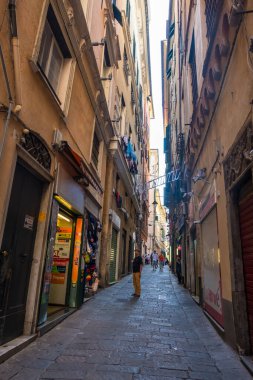 Ceneviz, İtalya - 20 Ağustos 2019: Kafesi, dükkanları ve çok renkli binaları olan tipik dar Ceneviz caddesi, Liguria bölgesi, İtalya
