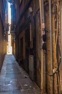 Ceneviz, İtalya - 20 Ağustos 2019: Kafesi, dükkanları ve çok renkli binaları olan tipik dar Ceneviz caddesi, Liguria bölgesi, İtalya