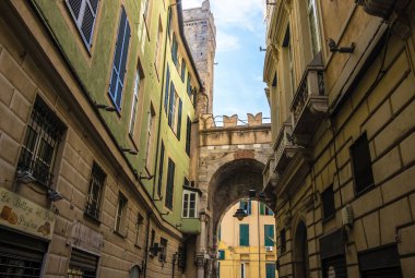 Ceneviz, İtalya - 20 Ağustos 2019: Kafesi, dükkanları ve çok renkli binaları olan tipik dar Ceneviz caddesi, Liguria bölgesi, İtalya