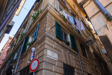 Ceneviz, İtalya - 20 Ağustos 2019: Kafesi, dükkanları ve çok renkli binaları olan tipik dar Ceneviz caddesi, Liguria bölgesi, İtalya