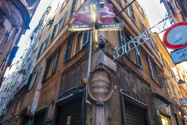 Генуя Італія Серпня 2019 Типова Вузька Вулиця Генуї Кафе Магазинами — стокове фото