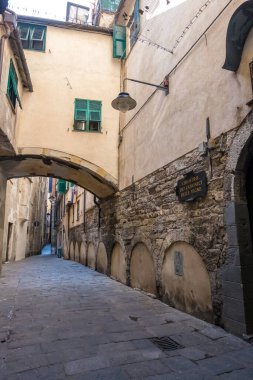 Ceneviz, İtalya - 20 Ağustos 2019: Ceneviz, Ligurya bölgesinde dükkan ve kafe tabelaları bulunan eski cadde