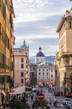 Cenova, İtalya - 20 Ağustos 2019: Ceneviz 'in tarihi merkezinde şehir manzarası ve arka planda San Lorenzo Katedrali, Liguria bölgesi