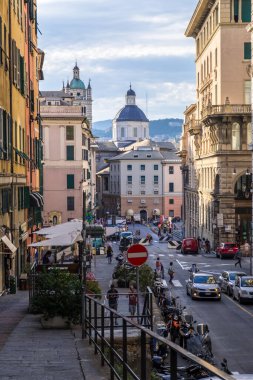 Cenova, İtalya - 20 Ağustos 2019: Ceneviz 'in tarihi merkezinde şehir manzarası ve arka planda San Lorenzo Katedrali, Liguria bölgesi