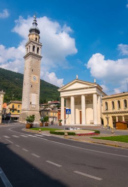 Valdobbiadene, İtalya - 11 Ağustos 2019: Treviso ilinin Valdobbiadene ilçesinin Piazza Guglielmo Marconi Meydanı 'ndaki Santa Maria Assunta Katedrali