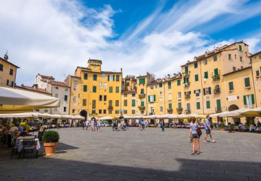 Lucca Town, Toskana, İtalya 'nın tarihi merkezinde bulunan Amfitiyatro Meydanı veya Piazza dellAnfiteatro