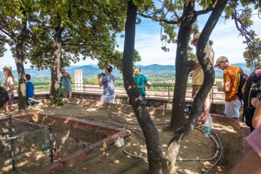 Lucca, İtalya - 14 Ağustos 2019: İtalya 'nın Lucca kentindeki Torre Guinigi Kulesi' nin tepesindeki Asma Bahçesinde Turistler
