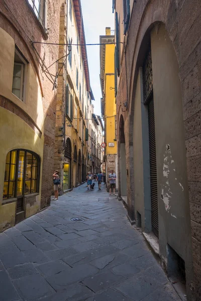 Turister och lokalbefolkning på de smala medeltida gatorna i Lucca, Toscana, Italien — Stockfoto