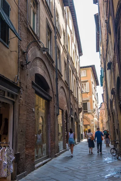 Туристи й місцеві жителі на вузьких середньовічних вулицях Лукки (Тоскана, Італія). — стокове фото