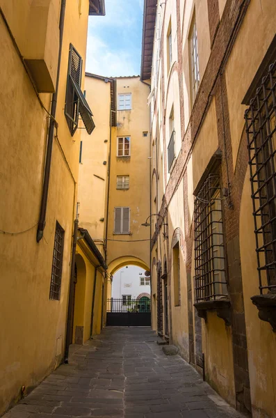 Lucca Włochy Sierpnia 2019 Stara Wąska Średniowieczna Uliczka Kawiarnią Sklepami — Zdjęcie stockowe