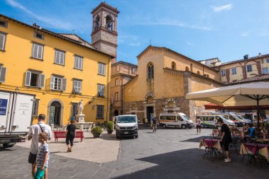Lucca, İtalya - 14 Ağustos 2019: Mustolio 'daki San Salvatore Kilisesi ve Lucca' nın Misericordia meydanındaki Naiad heykelli Fountain Della Pupporona