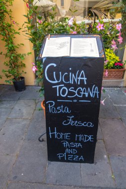 Lucca, İtalya - 14 Ağustos 2019: Lucca, Toskana, İtalya 'daki kaldırım kafesinde İtalyan menüsü