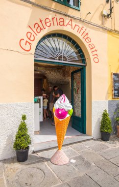 Lucca, İtalya - 14 Ağustos 2019: Lucca, Toskana 'nın tarihi merkezindeki Piazza dell' Anfiteatro Meydanı 'ndaki dondurma dükkanı Gelateria Amphiatro