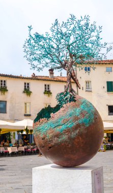 Lucca, İtalya - 14 Ağustos 2019: İtalyan sanatçı Andrea Roggi 'nin Toskana, Lucca' daki amfitiyatro meydanında yaptığı bronz Hayat Ağacı heykeli