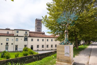 Lucca, İtalya - 14 Ağustos 2019: İtalyan sanatçı Andrea Roggi 'nin Lucca, Toskana' daki Terra Mater solo sergisinde yaptığı bronz Hayat Ağacı heykeli