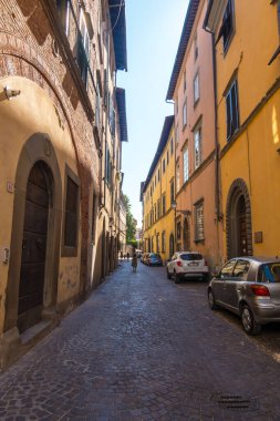 Lucca, İtalya - 17 Ağustos 2019: Lucca, Toskana 'nın tarihi merkezinde Dar Sokak