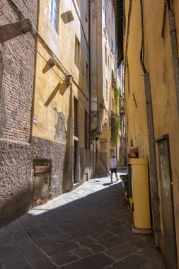 Lucca, İtalya - 17 Ağustos 2019: Lucca, Toskana 'nın tarihi merkezinde Dar Sokak