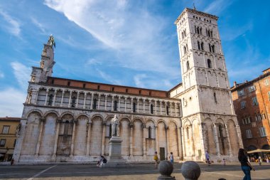Lucca, İtalya - 17 Ağustos 2019: Foro 'daki San Michele Kilisesi ve Lucca, Toskana' daki Piazza San Michele Meydanı 'ndaki Francesco Burlamacchi heykeli