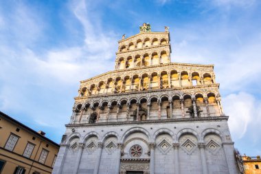 Lucca, İtalya - 17 Ağustos 2019: Chiesa di San Michele Cephesi veya Piazza San Michele 'deki Aziz Michael Kilisesi