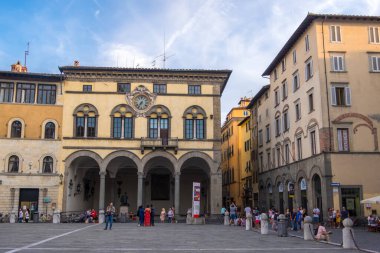 Lucca, İtalya - 17 Ağustos 2019: Turistler, Lucca, Toskana 'nın tarihi merkezindeki Piazza San Michele meydanında, Foro' daki San Michele kilisesinin yakınında yürüyorlar.