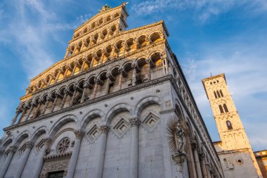 Lucca, İtalya - 17 Ağustos 2019: Chiesa di San Michele Cephesi veya Piazza San Michele 'deki Aziz Michael Kilisesi