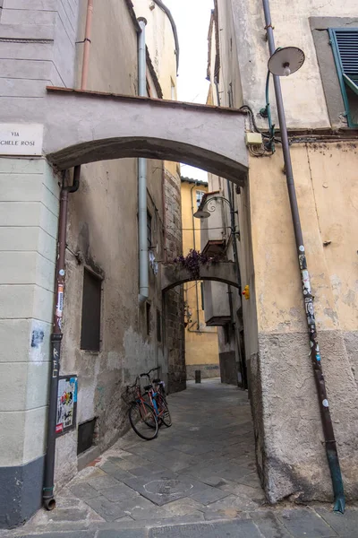 Lucca Italy August 2019 Old Narrow Medieval Street Cafe Shops — Stock Photo, Image