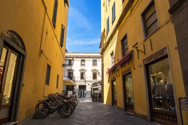 Lucca Італія Серпня 2019 Рядок Припаркованих Велосипедів Вузькій Вулиці Кафе — стокове фото