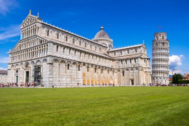 Pisa, İtalya - 14 Ağustos 2019: Pisa Katedrali Piazza dei Miracoli 'deki Eğik Pisa Kulesi, Tuscany, İtalya