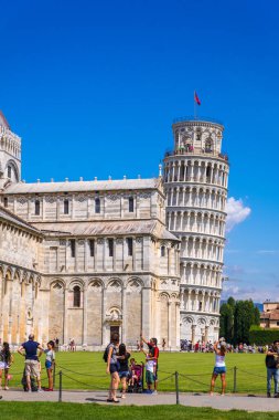 Pisa, İtalya - 14 Ağustos 2019: İtalya 'nın Toskana bölgesindeki Eğik Pisa Kulesi önünde geniş bir grup turist