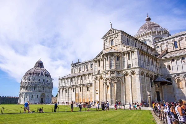 Pise Italie Août 2019 Grand Groupe Touristes Devant Baptistère Cathédrale — Photo
