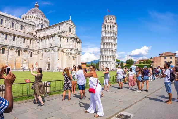 Pise Italie Août 2019 Groupe Touristes Posant Des Portraits Drôles — Photo