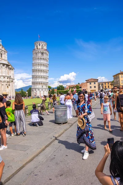 Pisa Italia Agosto 2019 Gruppo Turisti Posa Facendo Divertenti Ritratti — Foto Stock