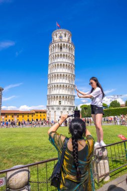 İtalya 'nın Toskana bölgesindeki Eğik Pisa Kulesi önünde turistler