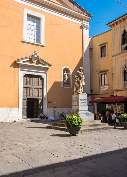 Estatua de Nicola Pisano e iglesia de Santa Maria del Carmine en Pisa, Toscana, Italia —  Fotos de Stock