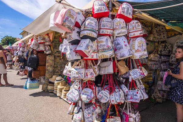 Venta de souvenirs con la imagen de la Torre inclinada de Pisa, Toscana, Italia — Foto de Stock