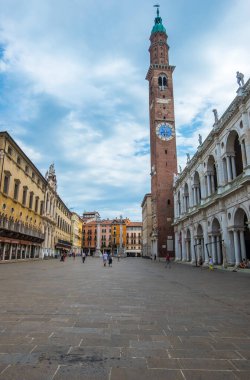 Vicenza, İtalya - 12 Ağustos 2019: Saat Kulesi veya Torre Bissara ve İtalya 'nın Veneto bölgesindeki Piazza dei Signori' deki Basilica Palladiana