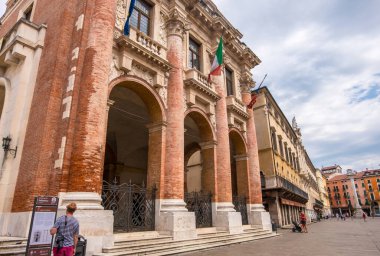 Vicenza, İtalya - 12 Ağustos 2019: Veneto bölgesindeki Piazza dei Signori 'de Loggia del Capitaniato Sarayı olarak da bilinir.